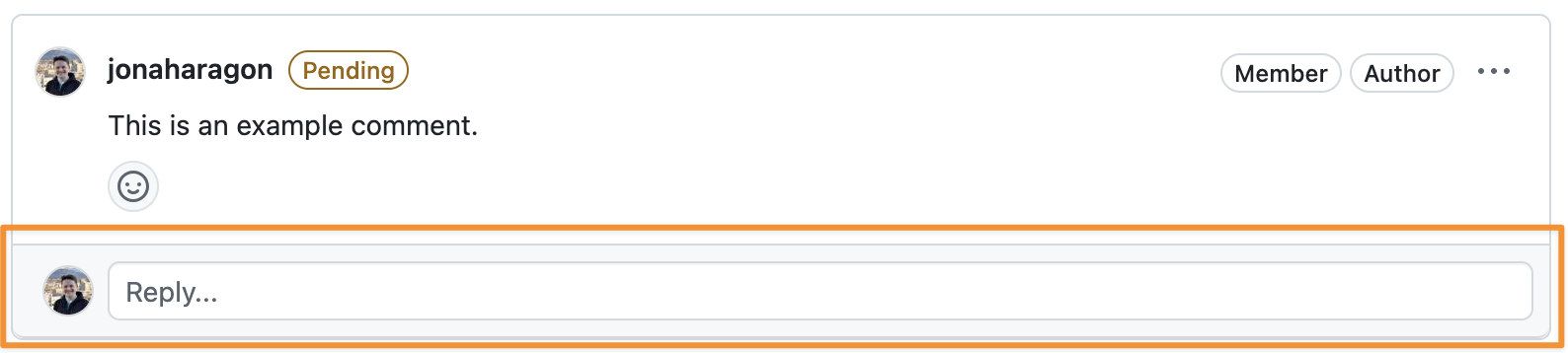 GitHub-hozzászólás beépített, narancssárgával kiemelt „reply” mezővel.